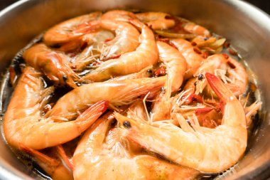 Bir grup karides ve çorba.