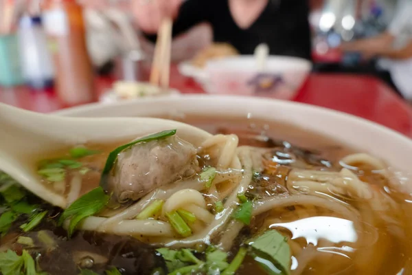 台湾の太めのスープ麺にスターチコーティングされた豚肉 — ストック写真