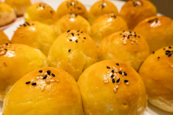 中秋節のための焼き卵黄身ペストリームーンケーキの手作りの伝統的な中国料理 — ストック写真