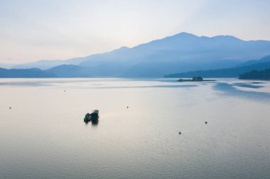Nantou, Tayvan 'da ünlü Güneş Ay Gölü manzarasının doğuşu
