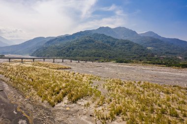 Gökyüzünün altındaki dağ ve nehirle altın miscit manzarası
