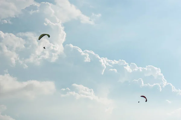 Beyaz Bulutlar Ile Mavi Gökyüzü Üzerinde Renkli Yamaç Paraşütü — Stok fotoğraf