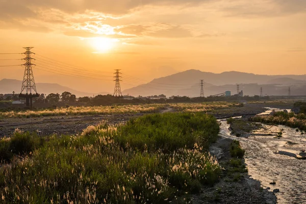 Coucher Soleil Urbain Avec Tour Électronique Sous Ciel Coloré Dans — Photo