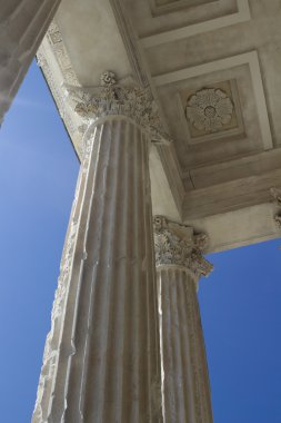 maison caree nimes, Fransa içinde sütunlar