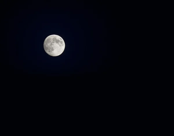 Na tle nieba księżyc — Zdjęcie stockowe