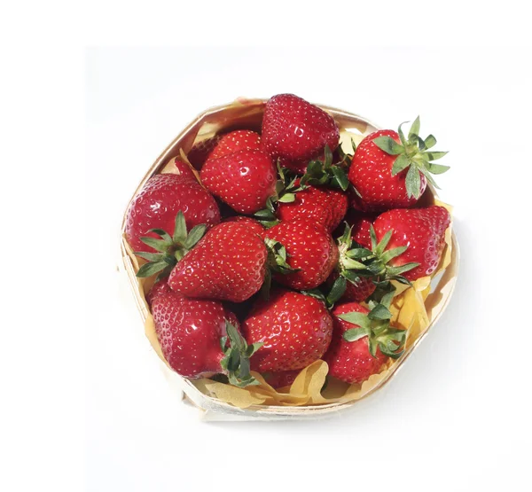 Mandje van aardbeien op witte geïsoleerd — Stockfoto