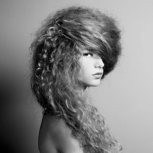 Portrait de belle femme avec une coiffure élégante — Photo