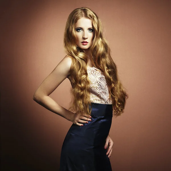 Retrato de mulher bonita com cabelo vermelho no vestido de noite — Fotografia de Stock