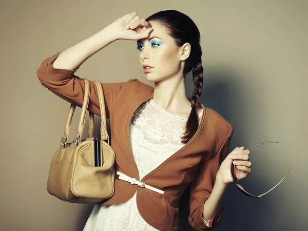 Portrait de belle jeune femme avec un sac en cuir — Photo