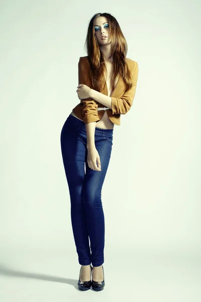 Genç şehvetli kadın kot pantolon moda fotoğrafı — Stok fotoğraf