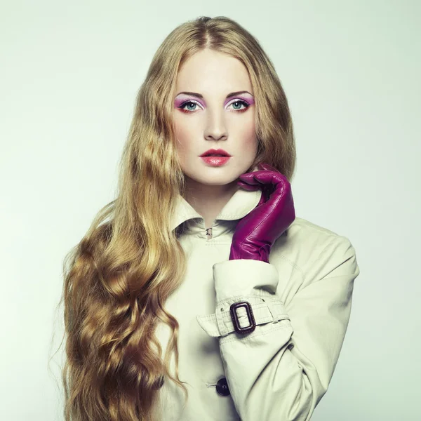 Ritratto di giovane bella donna in guanti viola — Foto Stock