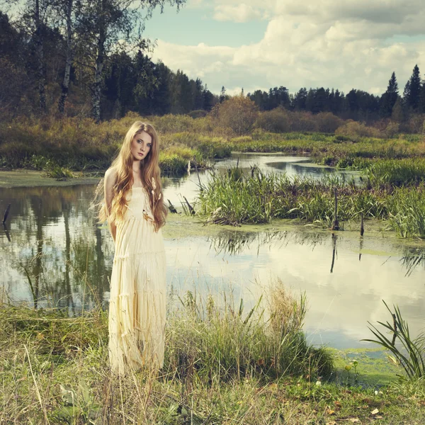 Foto de mulher romântica na floresta de fadas — Fotografia de Stock