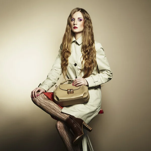 Retrato de una hermosa joven con un bolso — Foto de Stock