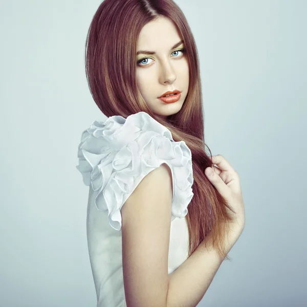 Kızıl saçlı genç bir kadın moda fotoğraf — Stok fotoğraf