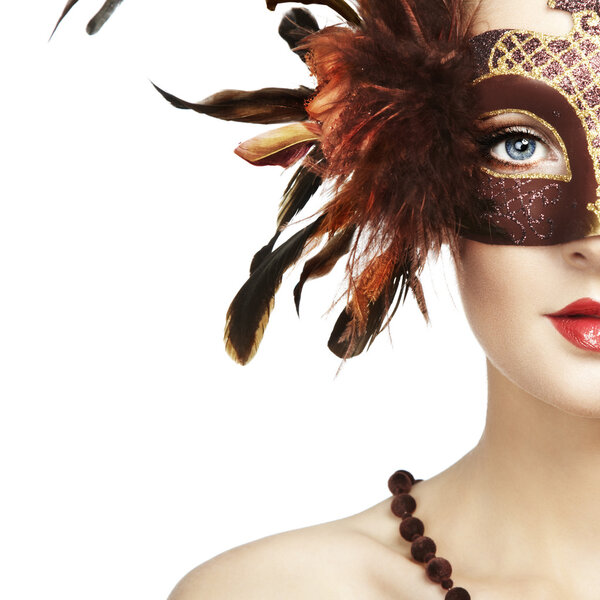 Красивая молодая женщина в коричневой таинственной венецианской маске
