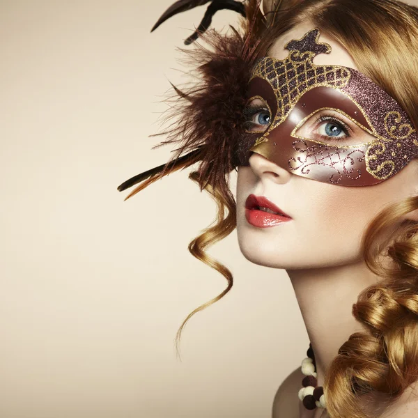 Schöne junge Frau in brauner mysteriöser venezianischer Maske — Stockfoto