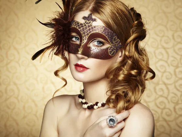 Mooie jonge vrouw in bruin mysterieuze Venetiaanse masker — Stockfoto