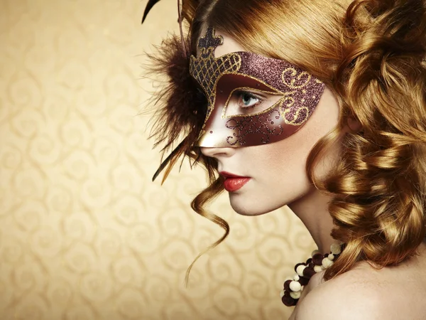 Piękna młoda kobieta w brązowy tajemnicze maski weneckie — Zdjęcie stockowe