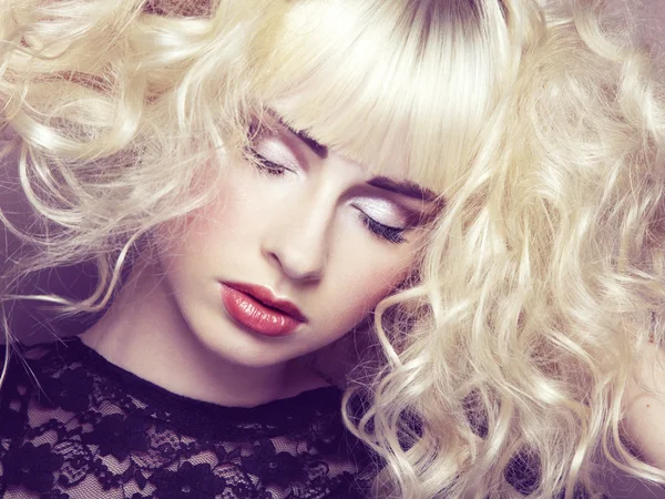 Porträtt av vacker ung blond flicka — Stockfoto