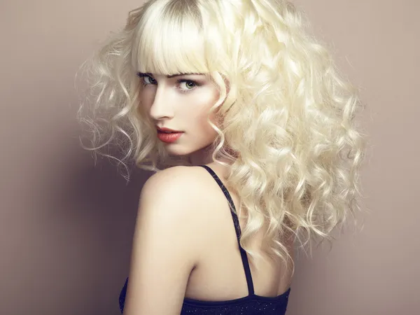 Portrét krásnou mladou blondýnku — Stock fotografie