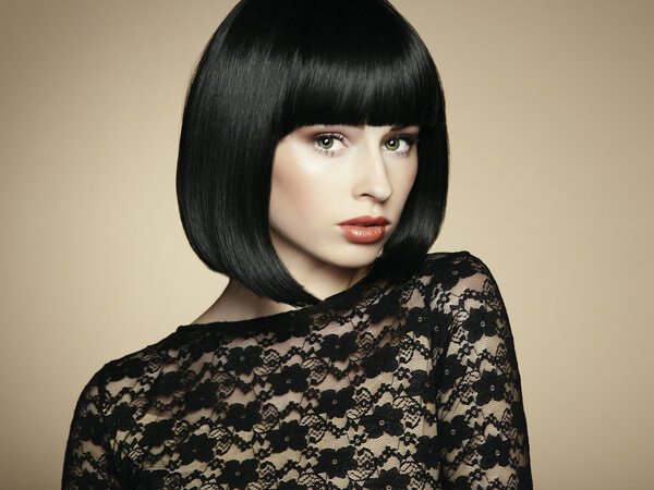 Модный портрет молодой красивой темноволосой женщины
