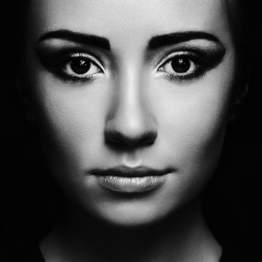 gizemli güzel bir genç kadının portresi