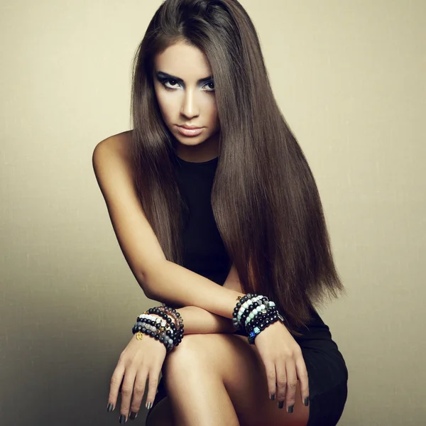 Portrét krásné bruneta žena v černých šatech — Stock fotografie
