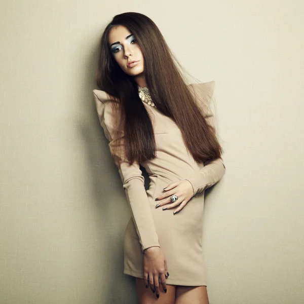 Foto di moda di giovane donna sensuale in abito beige — Foto Stock