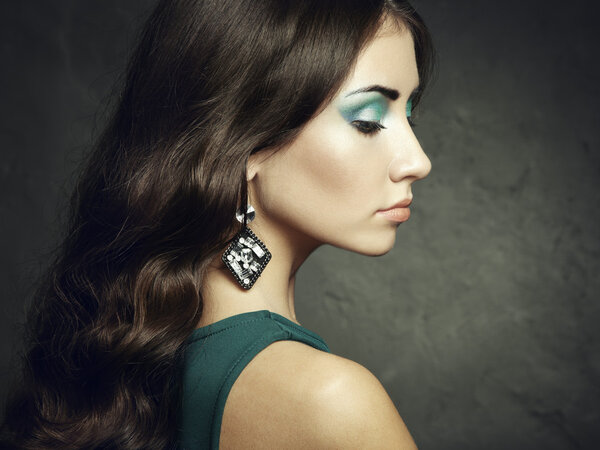 Портрет красивой брюнетки в зеленом платье
