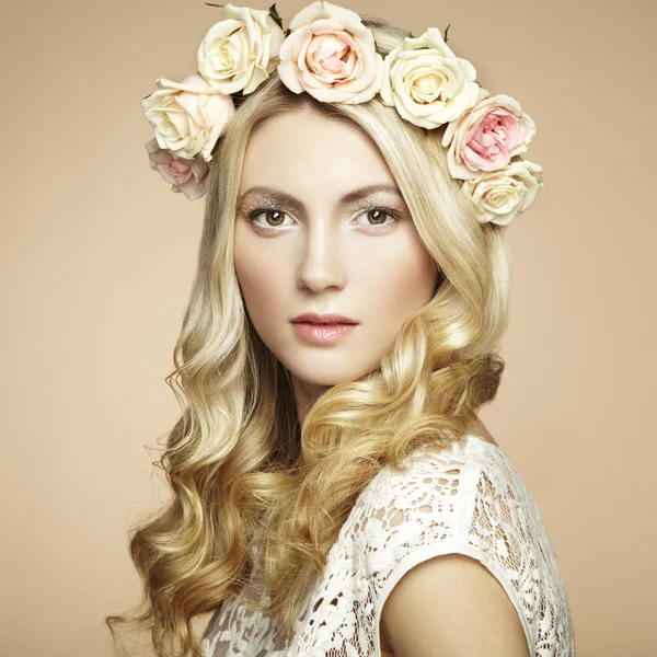 Retrato de uma bela mulher loira com flores em seu cabelo — Fotografia de Stock