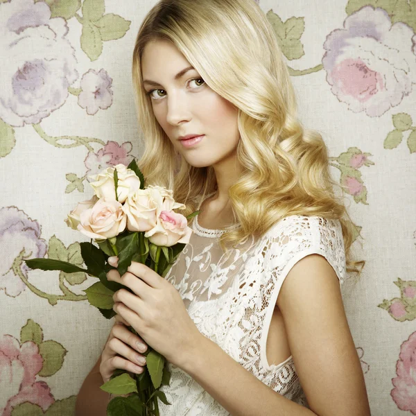 Portret van een mooie blonde vrouw met bloemen — Stockfoto