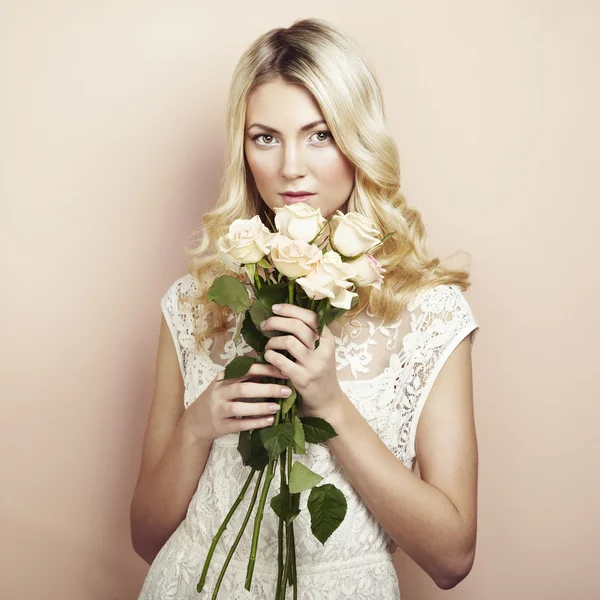 Retrato de una hermosa mujer rubia con flores — Foto de Stock