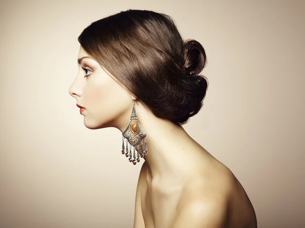 Portrait de belle jeune femme avec boucle d'oreille — Photo