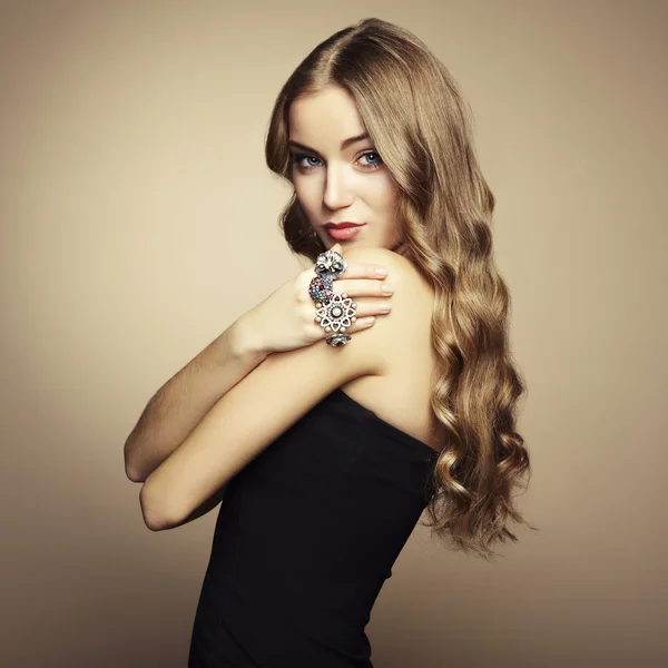 Retrato de una hermosa mujer rubia en vestido negro — Foto de Stock