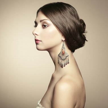 Küpeli güzel genç kadın portresi