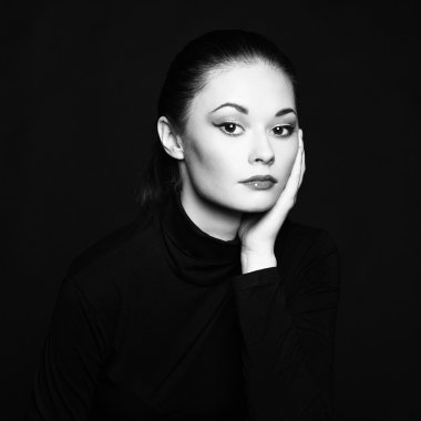 gizemli güzel bir genç kadının portresi