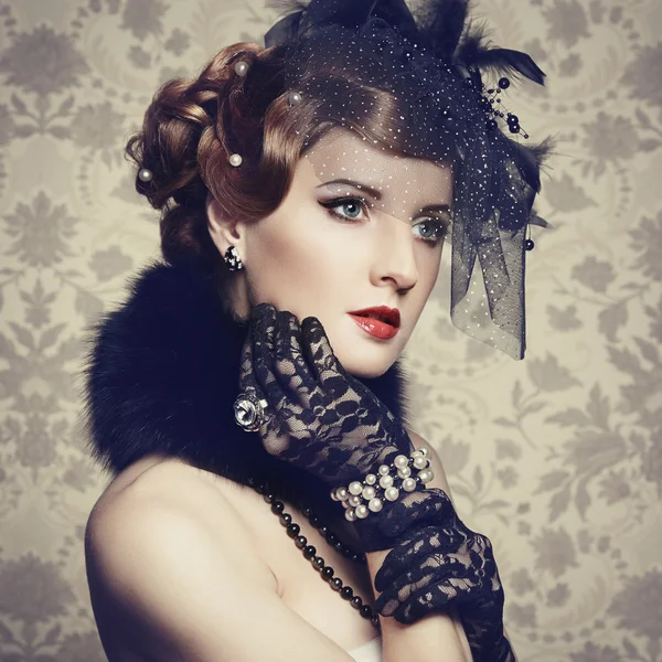 Retro portret van mooie vrouw. vintage stijl — Stockfoto