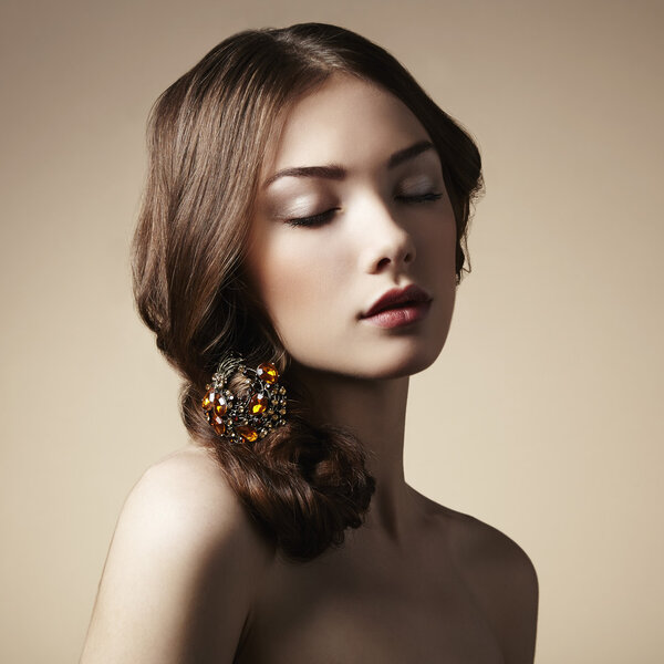 Портрет молодой красивой девушки