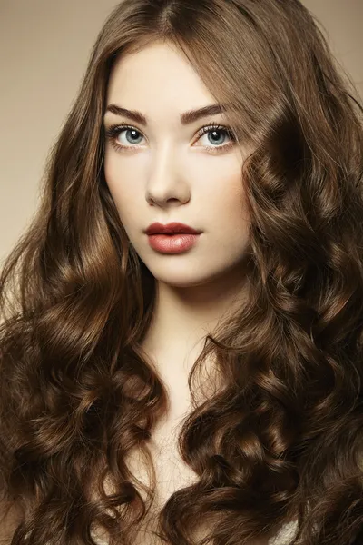 Retrato jovem mulher bonita com cabelo encaracolado — Fotografia de Stock