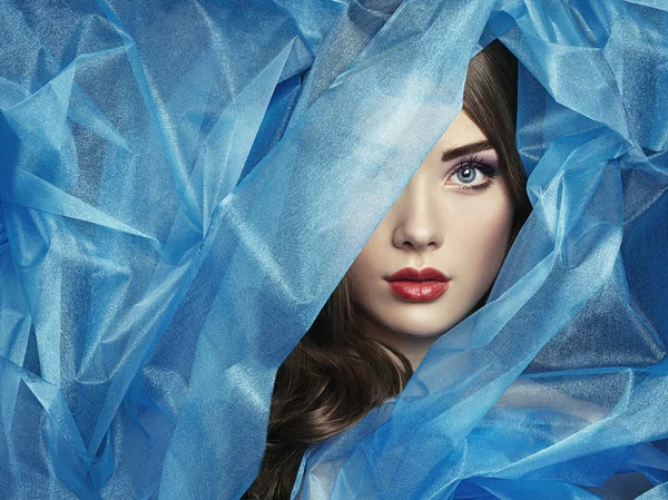 moda fotoğraf güzel kadın mavi peçe altında