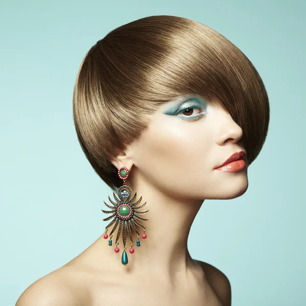 Ritratto di bella giovane donna con orecchino — Foto Stock