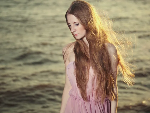 Gölet güzel kızıl saçlı kız — Stockfoto