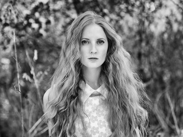 Belle jeune femme dans le jardin d'été — Photo