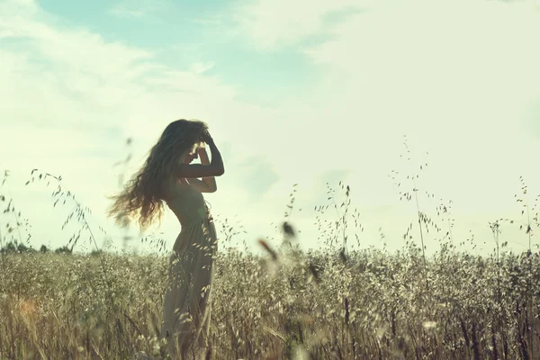 Menina bonita nova em um campo de verão — Fotografia de Stock