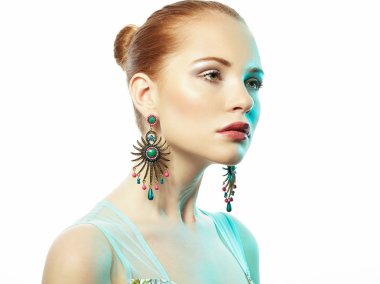 Küpeli güzel genç kadın portresi