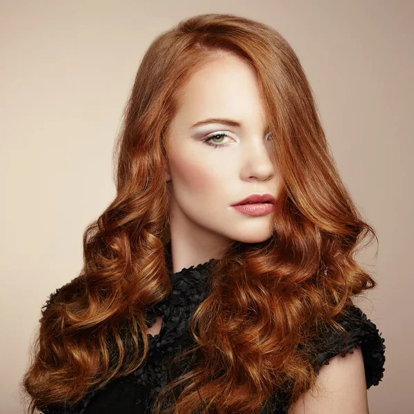 Retrato joven hermosa mujer con el pelo rizado — Foto de Stock