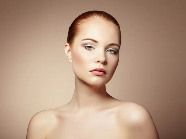Schöne junge Frau mit hellem Make-up und Maniküre — Stockfoto