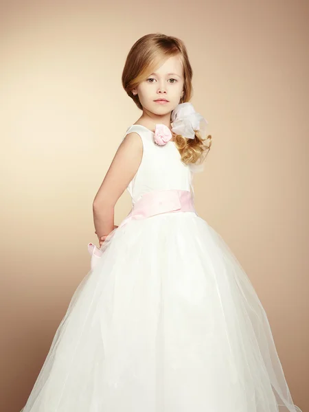 Porträt eines kleinen Mädchens in luxuriösem Kleid — Stockfoto