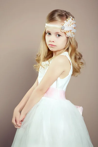 Porträtt av lilla flicka i lyxig klänning — Stockfoto