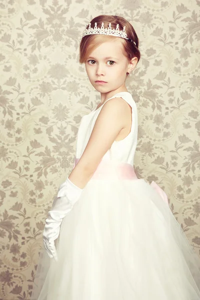 Retrato de menina em vestido luxuoso — Fotografia de Stock